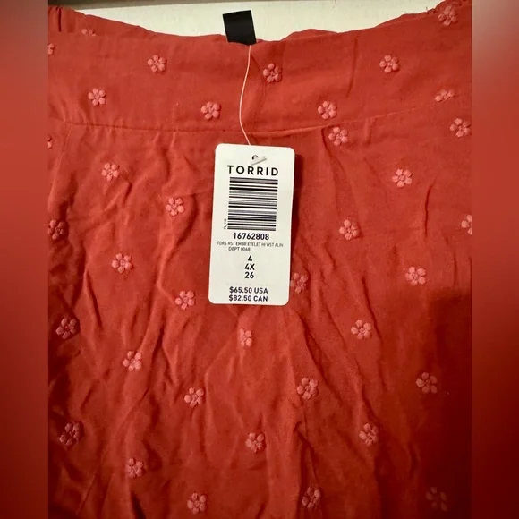 Torrid eyelet Skirt - Picture 2 of 3
